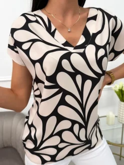 Beżowa Bluzeczka w Czarny Wzór z Dekoltem V 13679-213-Q|Modna Kiecka Fashion