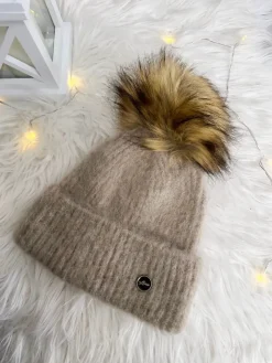 Beżowa Czapka z Pomponem 13300-334-B|Modna Kiecka Sale