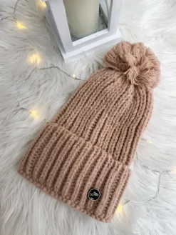 Beżowa Czapka z Pomponem 13301-334-B|Modna Kiecka Sale