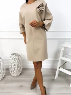 Beżowa Sukienka Oversize z Ozdobną Różą 12818-358-B|Modna Kiecka Outlet
