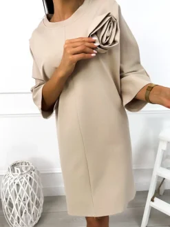 Beżowa Sukienka Oversize z Ozdobną Różą 12818-358-B|Modna Kiecka Outlet