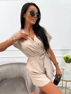 Beżowy Krótki Kombinezon z Paskiem 13898-341-A|Modna Kiecka Hot
