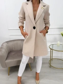 Beżowy Płaszczyk z Ozdobną Broszką 13753-155-A|Modna Kiecka Fashion