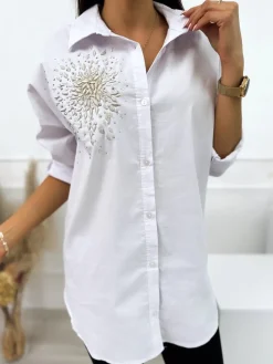 Biała Koszula z Ozdobną Naszywką 10981-218-A|Modna Kiecka Outlet