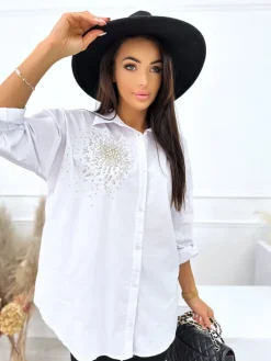 Biała Koszula z Ozdobną Naszywką 10981-218-A|Modna Kiecka Outlet