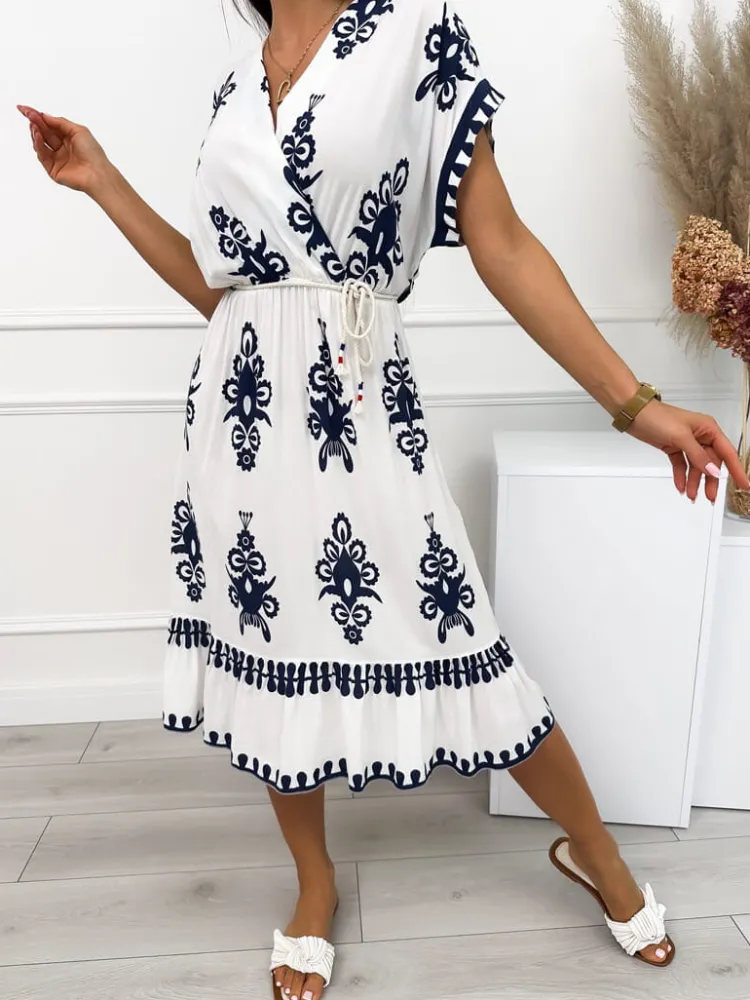 Biała Sukienka w Granatowy Wzór z Paseczkiem 12553-509-B|Modna Kiecka Online