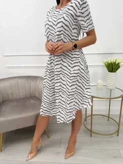 Biała Sukienka ze Wzorem 13713-122-B|Modna Kiecka Outlet