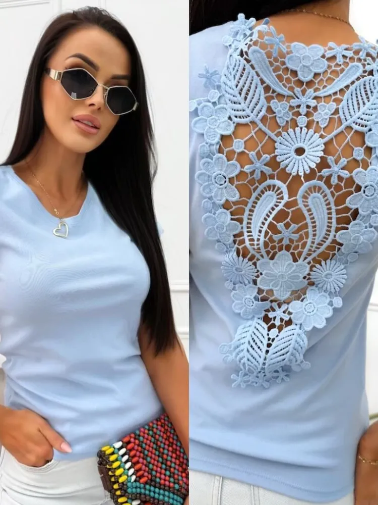 Błękitna Bluzeczka z Ozdobnym Haftem z Tyłu 13958-318-C|Modna Kiecka Sale