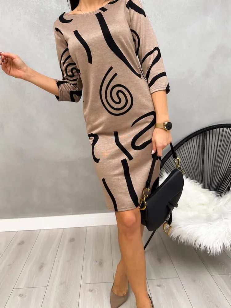 Brązowa Sukienka w Czarny Wzór 13211-148-A|Modna Kiecka Discount