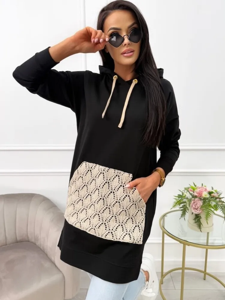 Czarna Bluza z Kapturem i Ozdobną Kieszenią 13550-120-A|Modna Kiecka New