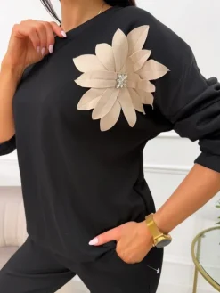 Czarna Bluza z Ozdobnym Kwiatem 13557-63-B|Modna Kiecka Sale