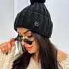 Czarna Czapka z Pomponem 13301-334-C|Modna Kiecka Hot