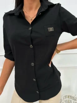Czarna Koszula z Ozdobną Naszywką 13447-159-C|Modna Kiecka Discount