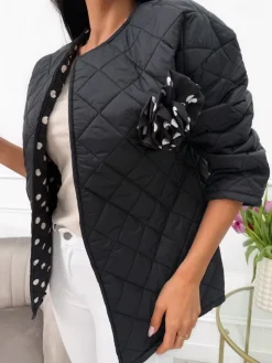 Czarna Pikowana Kurteczka z Ozdobną Broszką 13623-309-B|Modna Kiecka Fashion