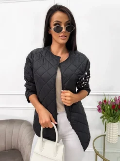 Czarna Pikowana Kurteczka z Ozdobną Broszką 13623-309-B|Modna Kiecka Fashion