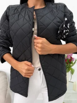 Czarna Pikowana Kurteczka z Ozdobną Broszką 13623-309-B|Modna Kiecka Fashion