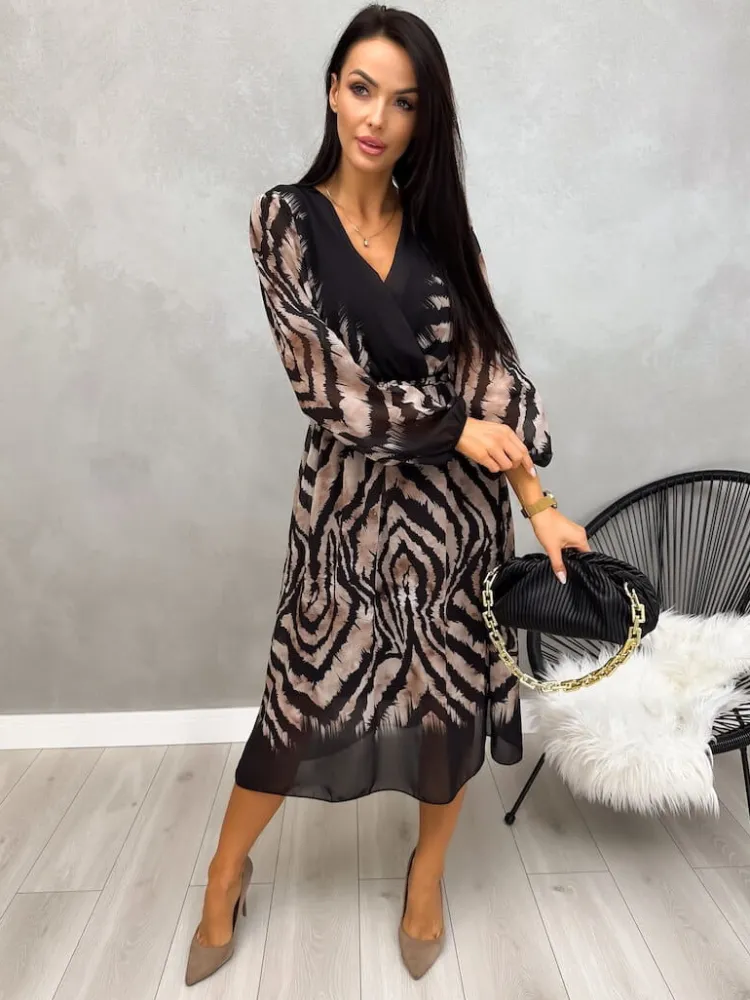 Czarna Sukienka w Beżowy Wzór z Kopertowym Dekoltem 13194-290-Q|Modna Kiecka Discount