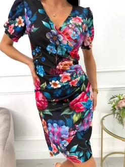 Czarna Sukienka w Kolorowe Kwiaty z Marszczeniem 13565-192-Q|Modna Kiecka Fashion