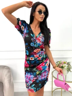 Czarna Sukienka w Kolorowe Kwiaty z Marszczeniem 13565-192-Q|Modna Kiecka Fashion