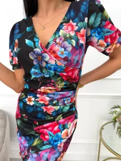Czarna Sukienka w Kolorowe Kwiaty z Marszczeniem 13565-192-Q|Modna Kiecka Fashion