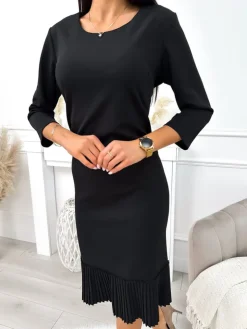 Czarna Sukienka z Plisowaną Falbanką 11644-108-B|Modna Kiecka Online