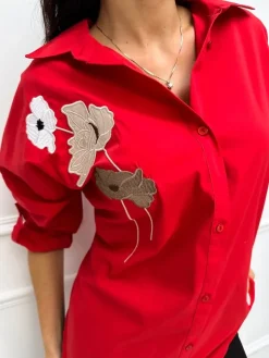 Czerwona Koszula z Ozdobną Naszywką 13282-187-B|Modna Kiecka Fashion