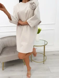 Jasnobeżowa Sukienka Oversize z Ozdobną Różą 12818-358-I|Modna Kiecka Clearance