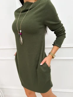 Khaki Sukienka z Kieszeniami i Ozdobnym Wisiorkiem 13245-210-C|Modna Kiecka Online