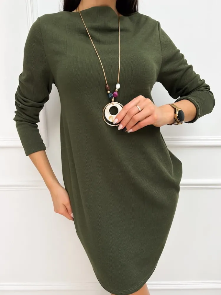 Khaki Sukienka z Kieszeniami i Ozdobnym Wisiorkiem 13245-210-C|Modna Kiecka Online