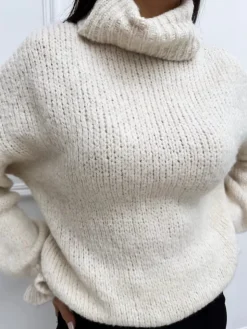 Kremowy Sweterek z Golfem i Ozdobnym Rękawem 13345-160-E|Modna Kiecka Fashion