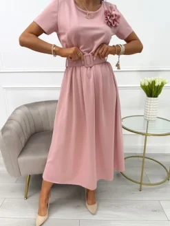 Pudrowa Sukienka z Ozdobną Broszką i Paskiem 13905-309-E|Modna Kiecka Fashion