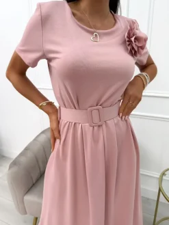 Pudrowa Sukienka z Ozdobną Broszką i Paskiem 13905-309-E|Modna Kiecka Fashion