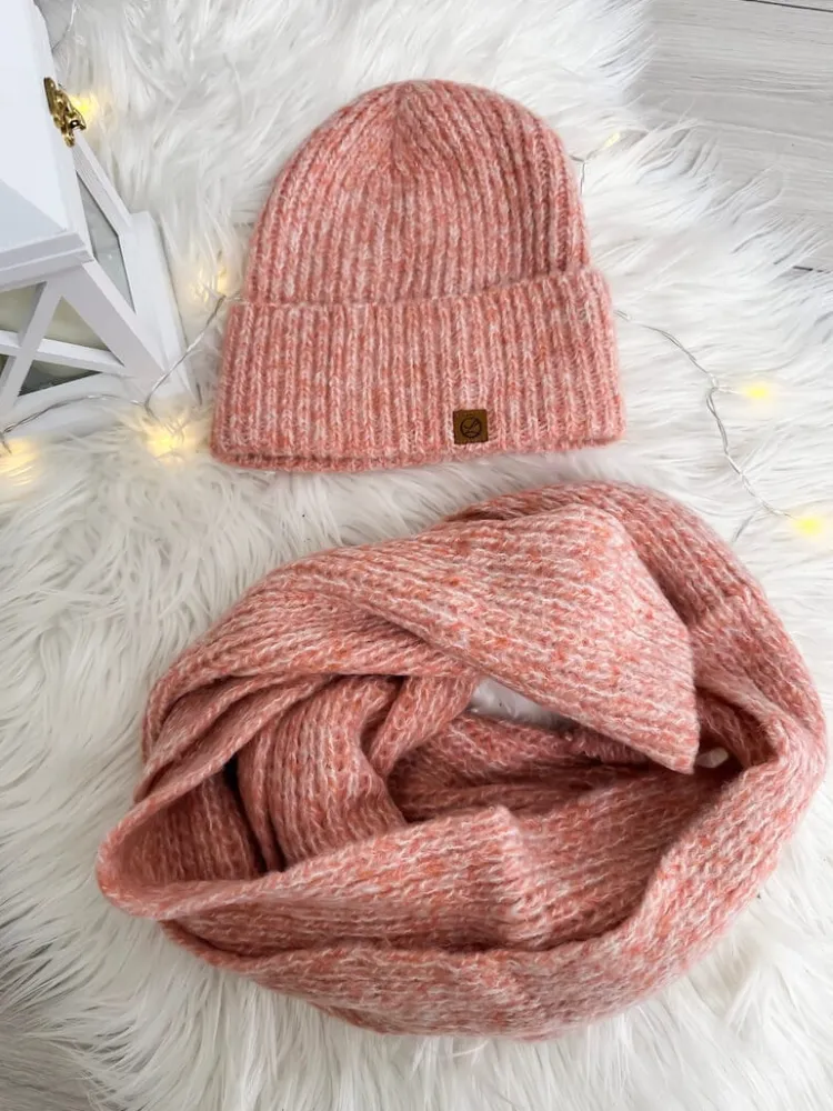 Pudrowy Komplet Czapka + Szalik 13303-334-G|Modna Kiecka Fashion